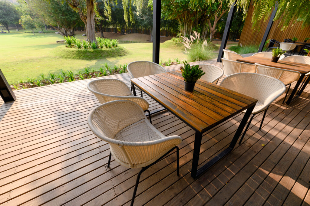 Terrasse en bois et aménagement extérieur